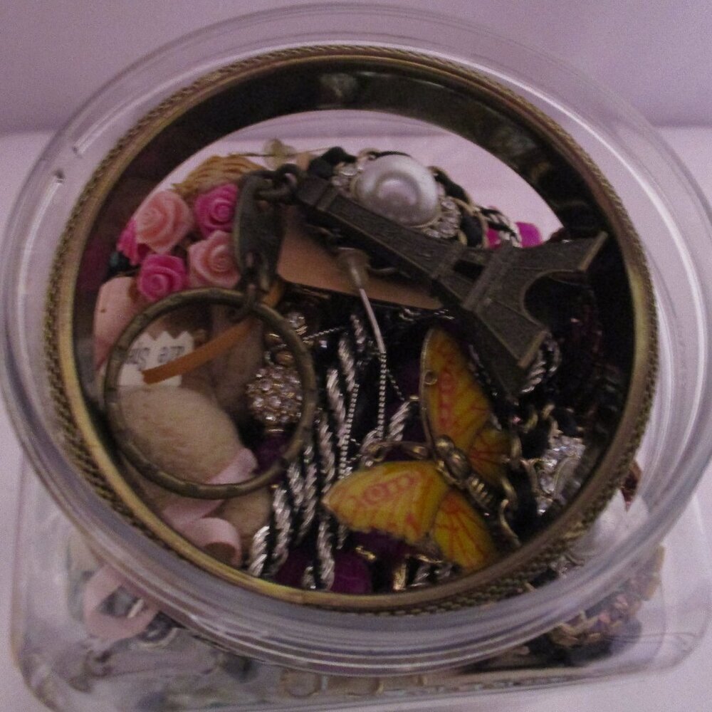 Mystery Jewelry Jar 2.10 LB Lot Necklaces Bracelets Brooches Pendants Chains - Picture 11 of 12